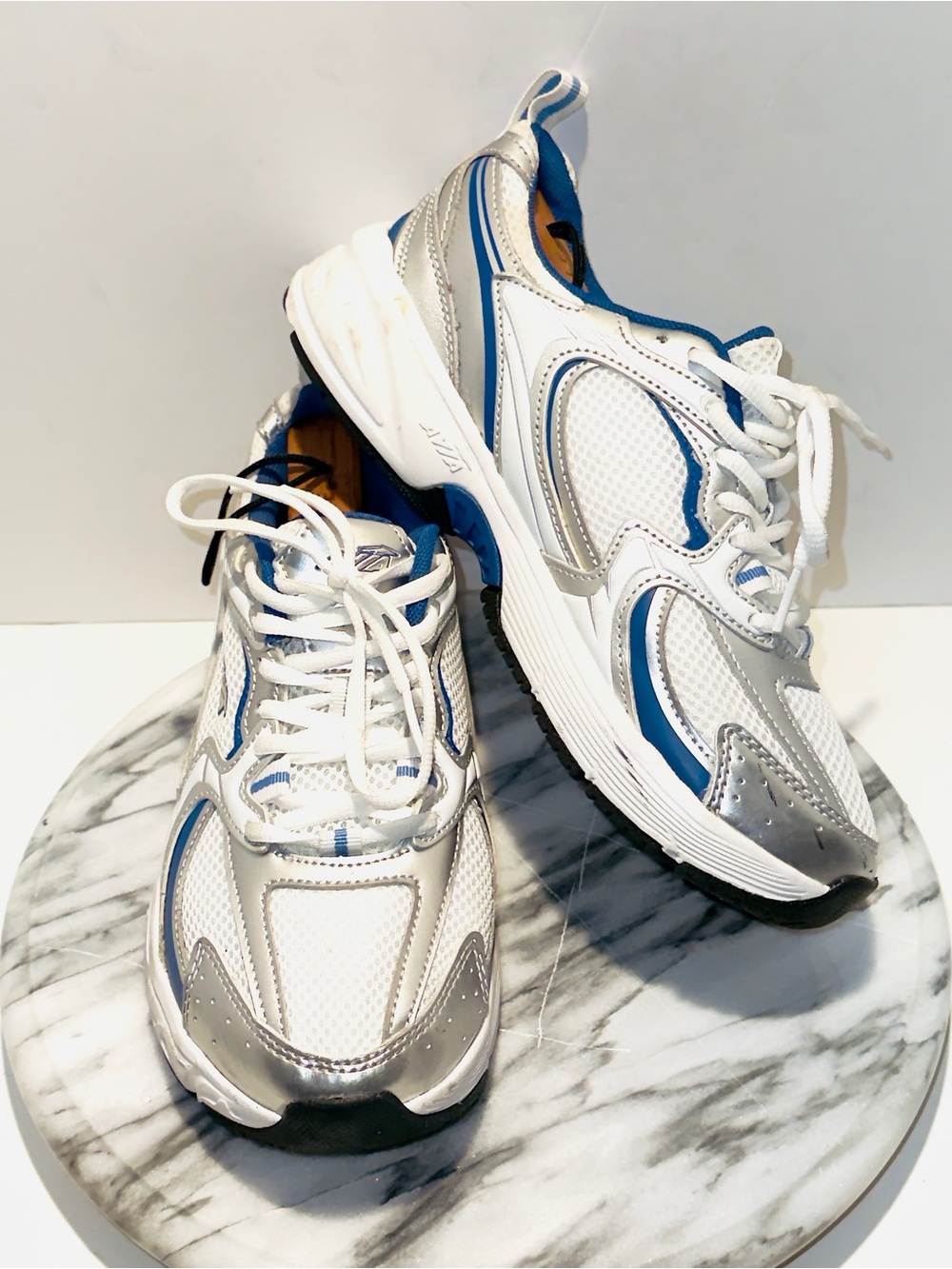 Avia Women's 5000 Performance Sneakers, Size Medium 7.5 Blue / White Athletic